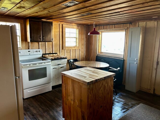 Building Photo - 810 Watt Canyon Rd