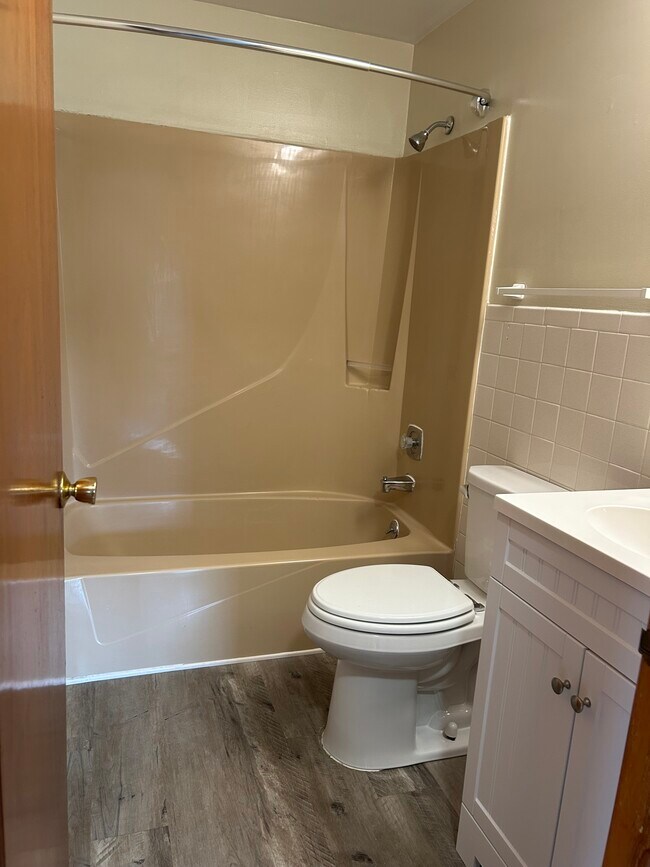 Baño F 5 - Strnad Drive Apartments