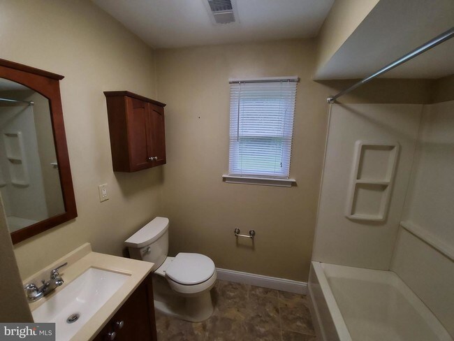 Building Photo - 1202 Silver Ct