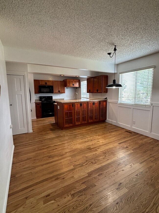 Building Photo - Single Family Updated 3 Bed 2 Bath - MileS...