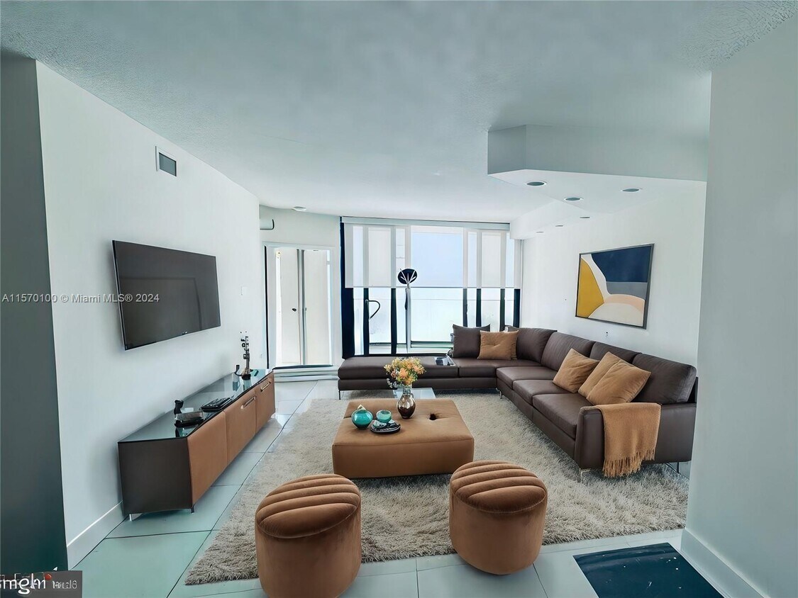 Foto principal - 20281 E Country Club Dr