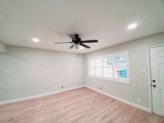 Foto del edificio - 2 bedroom home with garage, solar power, A...