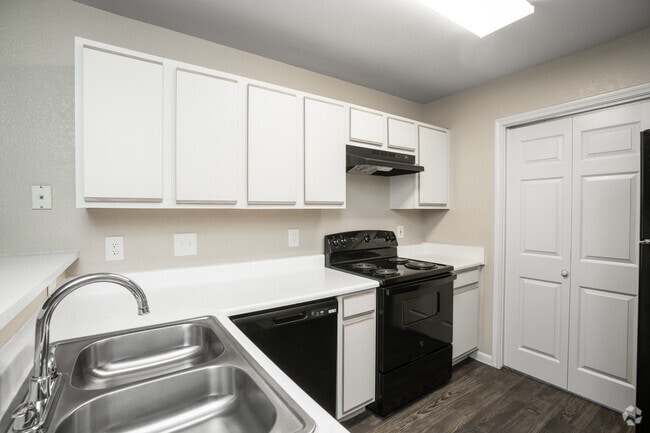 2BR, 2BA - 834SF - Kitchen - The Sundance Apartments
