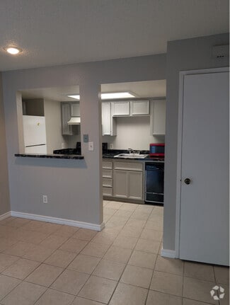 Building Photo - 3701 Colonial Dr