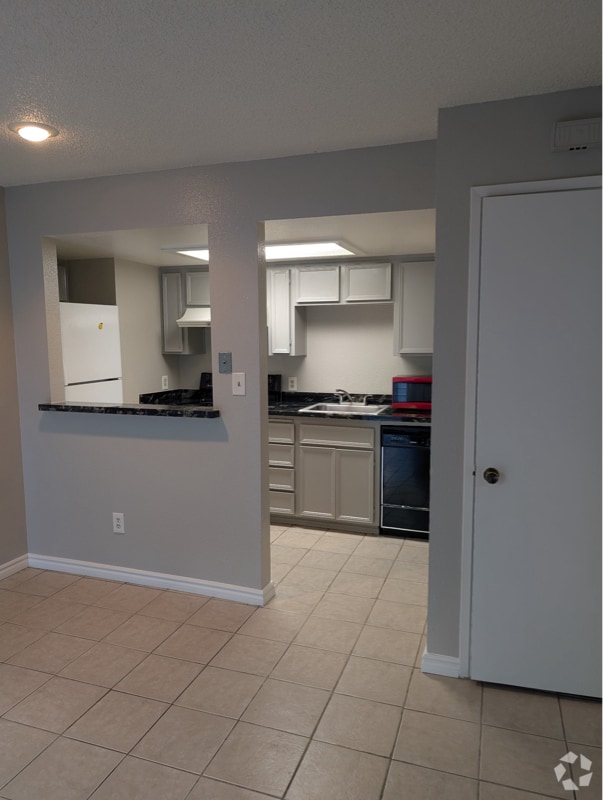 Building Photo - 3701 Colonial Dr