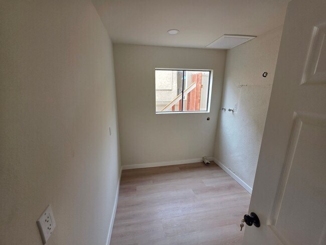 Building Photo - Beautiful 3 Bed, 2 Bath condo with 2 car garage & laundry