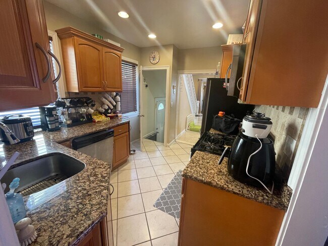 Building Photo - 62 Hille Pl