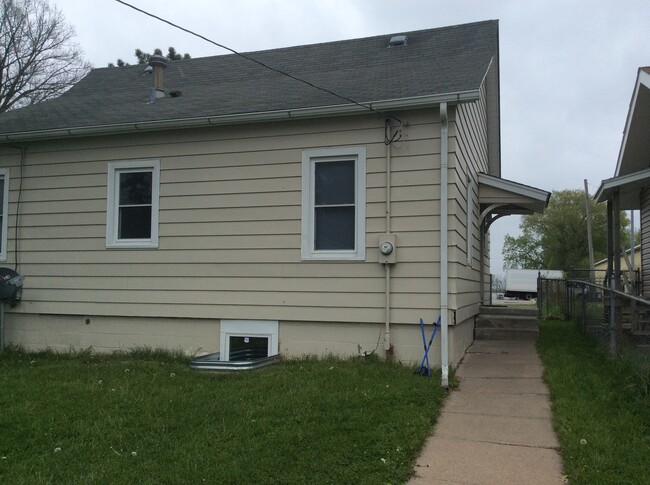 Building Photo - 3 bedroom updated South Omaha home with GA...