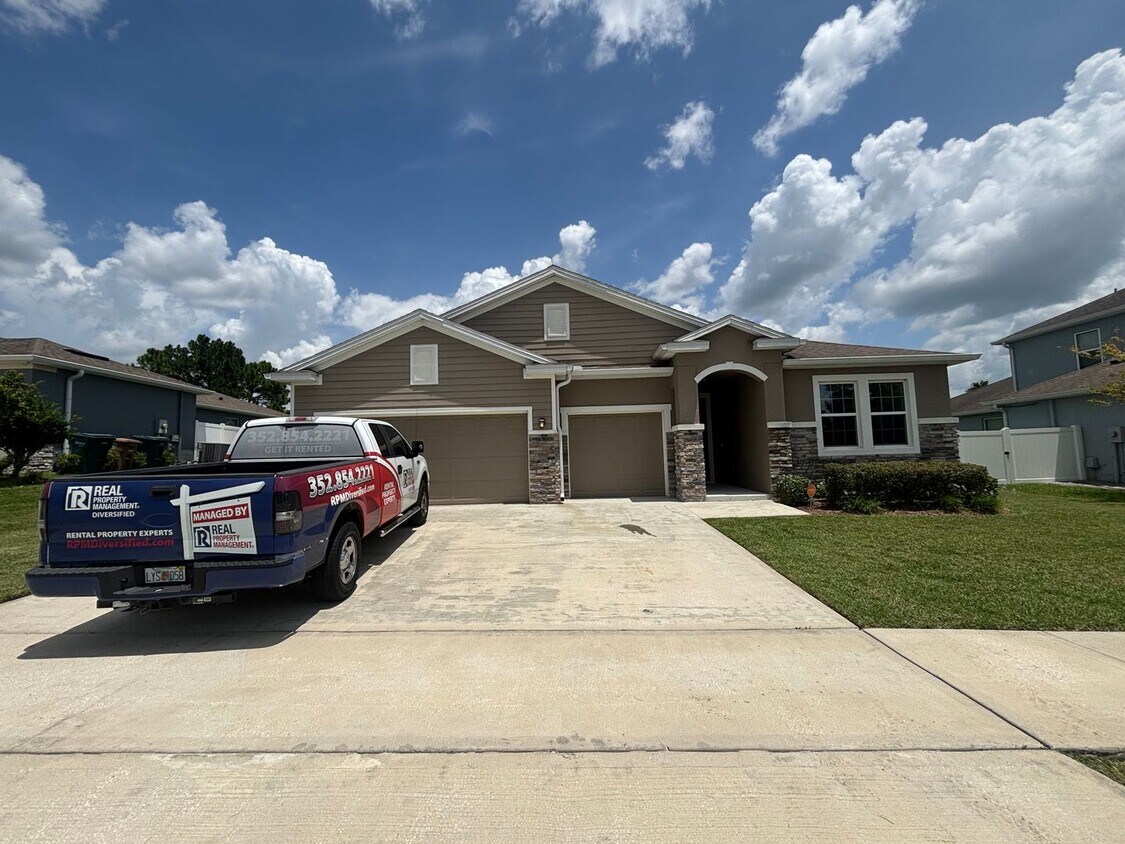 Foto principal - Spacious 4/2.5 Near 200