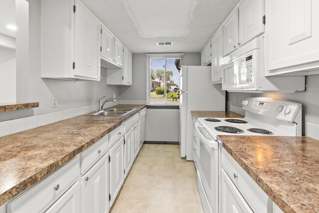 Building Photo - Spacious 3 Bedroom/ 3 Bath Townhouse