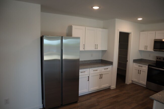 Building Photo - Home with a Heart ready for YOU ! !