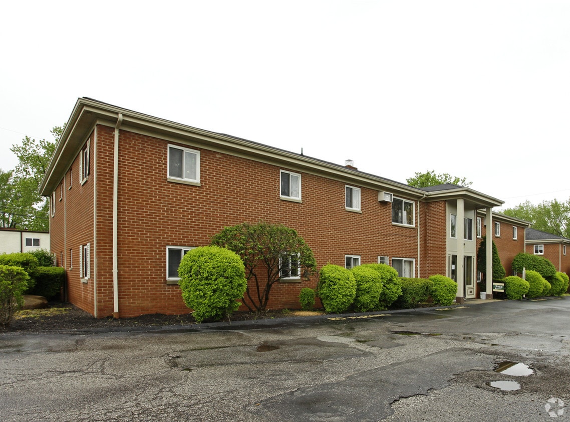 Hallwood Manor Apartments Apartments in Mentor, OH