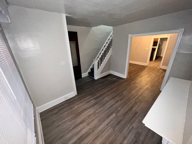 Foto del edificio - Contemporary Three Bedroom Private Townhom...