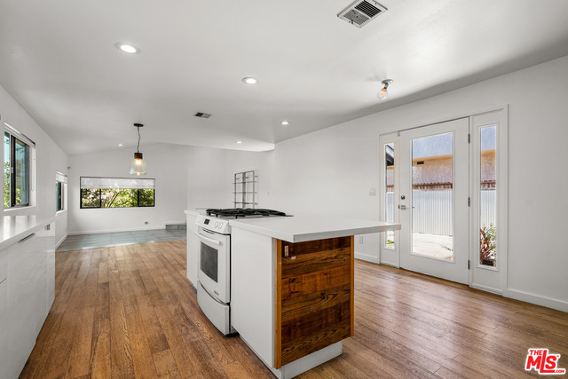 Foto del edificio - 4762 Charters Ave