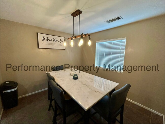 Foto del edificio - Charming 3 Bed/2 Bath SW Bakersfield Home ...