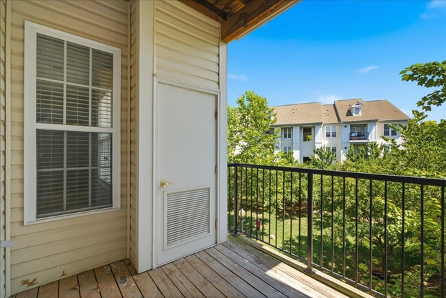 Building Photo - Elegant two bedroom and two bath Condo Living in the Heart of Potomac Falls