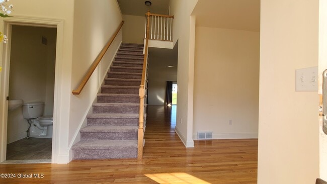 Building Photo - 9 Lakepointe Way