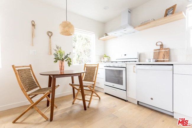 Building Photo - 3615 1/2 Bellevue Ave