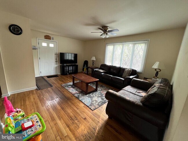 Building Photo - 890 Belfry Dr