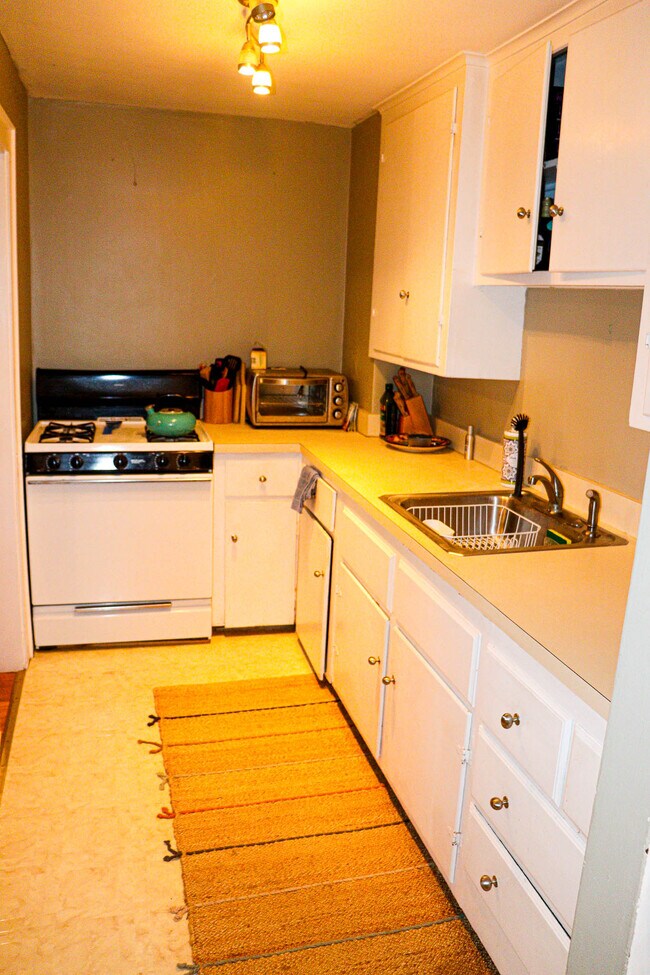Building Photo - 35 Russell St