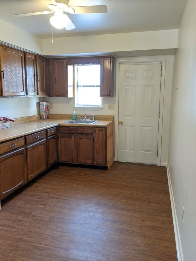 Building Photo - 3BR/2BA End Unit Townhouse in Dover!