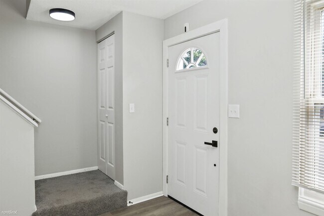Building Photo - 2 br, 1 bath 4plex - 9424 Reeder Drive