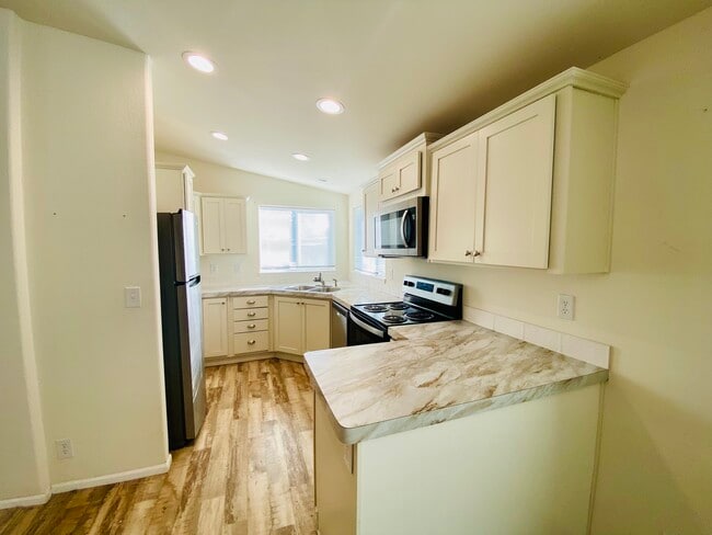 Foto del edificio - 165 Broadmore Ave NE