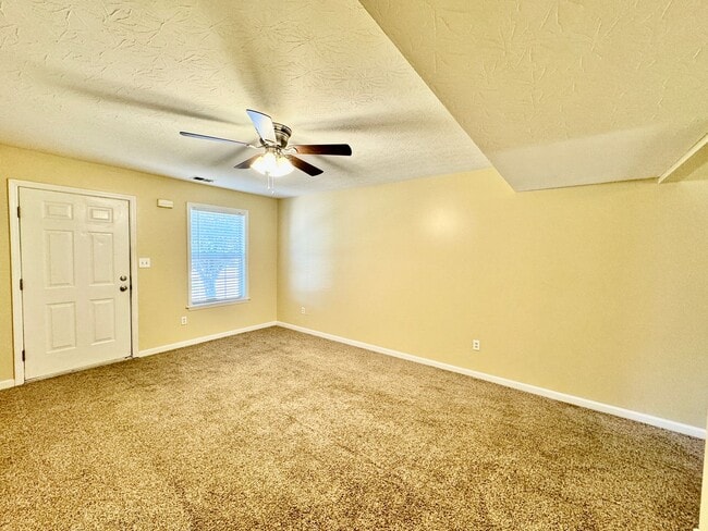 Building Photo - 570 Hampton Way