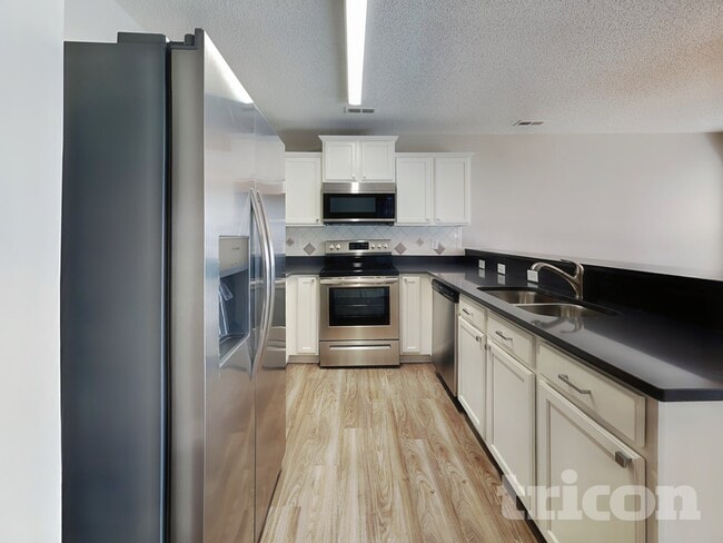 Foto del edificio - 9245 Simonton Dr