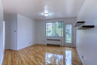 Building Photo - 3010 Av. Van Horne