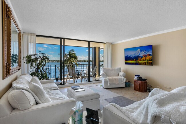Foto del edificio - 132 Lakeshore Dr