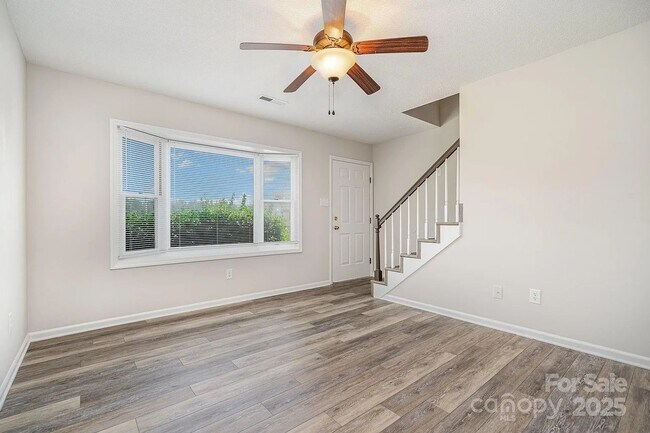 Foto del edificio - Fully Remodeled | 2BR/1.5BA Condo | Willowbrook
