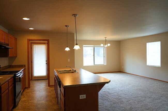 Building Photo - Lovely 3 bed 2 full bath house in gated co...