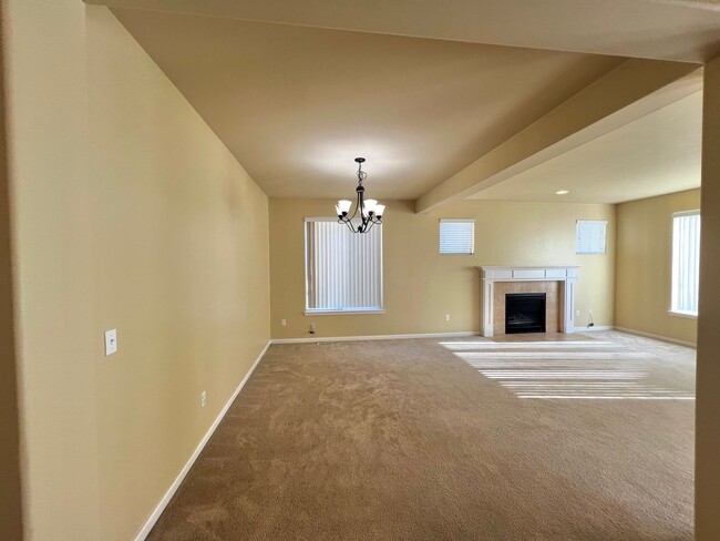 Building Photo - MOVE IN READY: 4bd 2.5ba 2,086 sq ft
