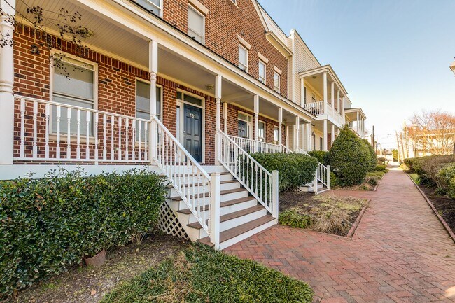 Building Photo - 3 Bedroom Townhome in Oregon Hill!