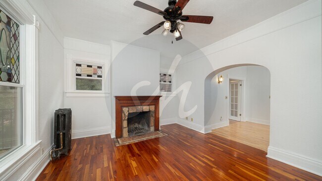 Foto del edificio - Updated 2-Bed Victorian Main-Floor Living with Stained Glass & Jetted Tub