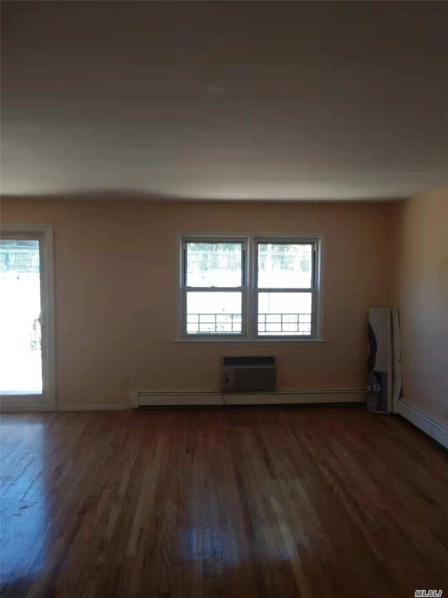Foto del edificio - 57-12 164th St