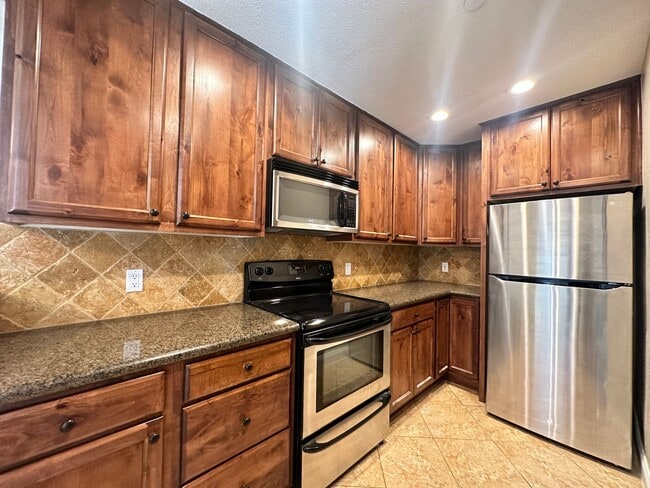 Building Photo - Charming 2 bed 1.5 bath Spanish Style Cond...