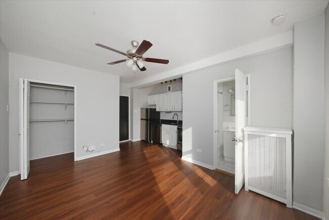 Building Photo - 1140 N La Salle Dr