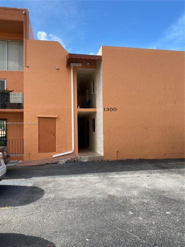 1300 W 47th Pl Unit 118, Hialeah, FL 33012 Room for Rent in Hialeah