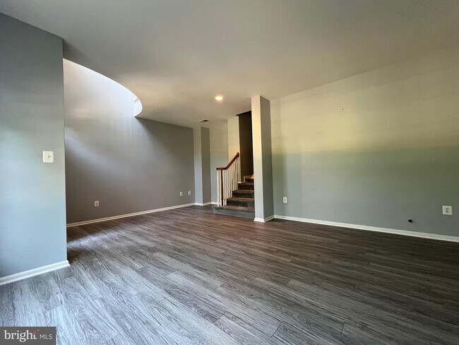 Building Photo - 787 Vestal St