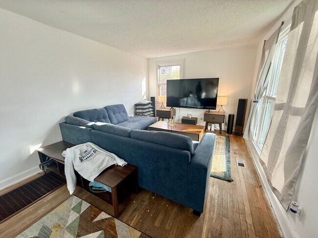 Foto del edificio - Inglewood Charmer! 3 Bedroom 2 Bath House with back deck & partially fenced yard