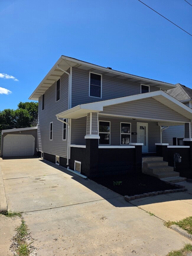 Building Photo - 1214 Blaine Ave