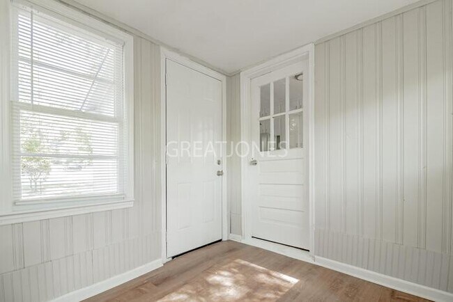 Building Photo - REDUCED! - NOW OFFERING 1-MONTH FREE OFF F...