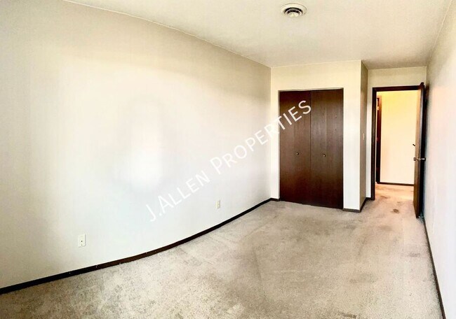 Building Photo - 606 Prairie Ave