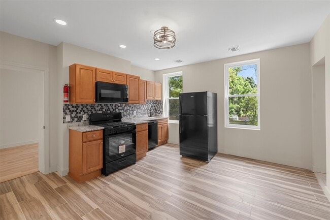 Building Photo - 135 3rd St