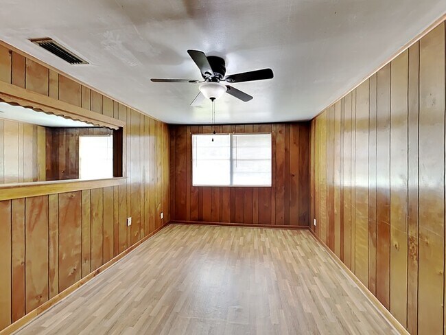 Foto del edificio - 408 Eastway Dr