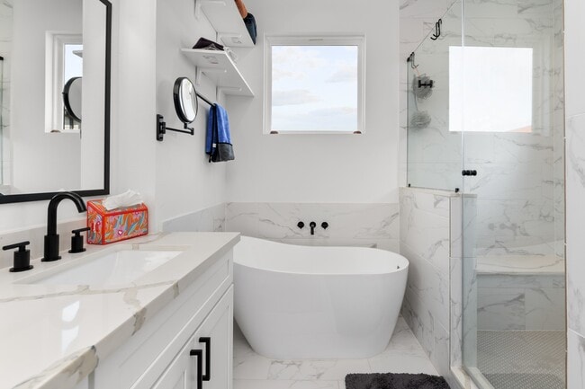 Building Photo - 3030 Live Oak St