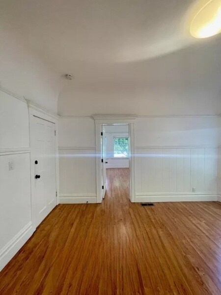 Sala de estar con vista al dormitorio A - 535 30th St
