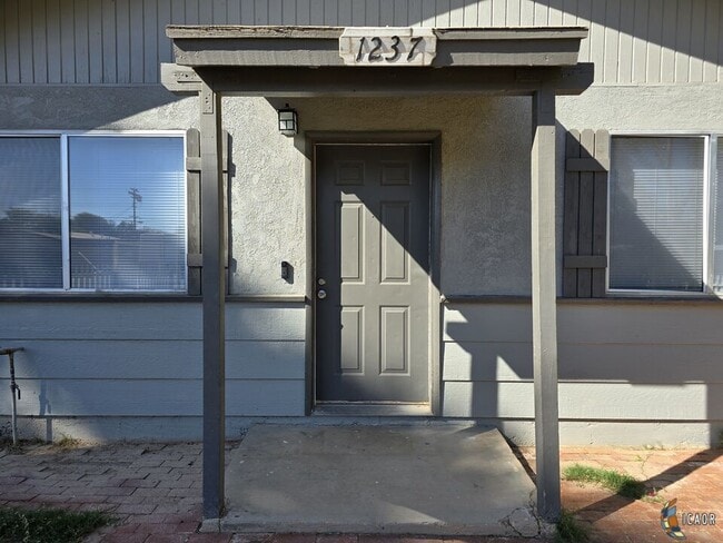 Building Photo - 1237 River Dr